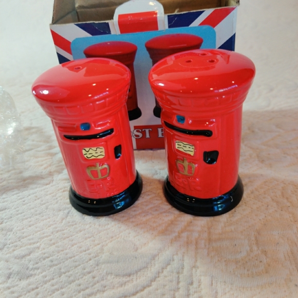 House Of Valentina Souvenir UK Post Box Salt And Pepper Shakers Set New Boxed - Picture 4 of 4